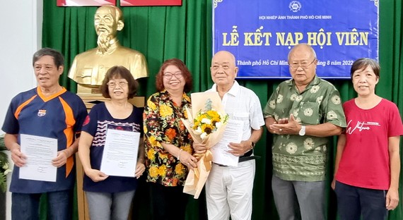 市各民族文學藝術協會常值副主席張四妹(左三)前來祝賀獲接納會員的華人攝影家。