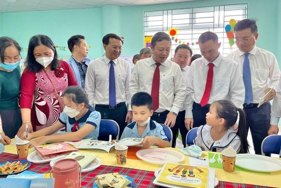市領導探訪黎貴惇小學的學生。