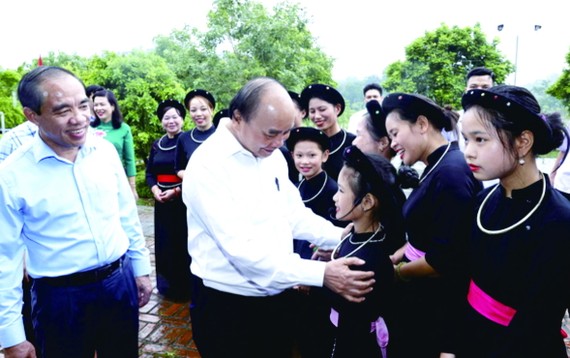 國家主席阮春福與山陽縣新立村俱樂部成員親切交談。