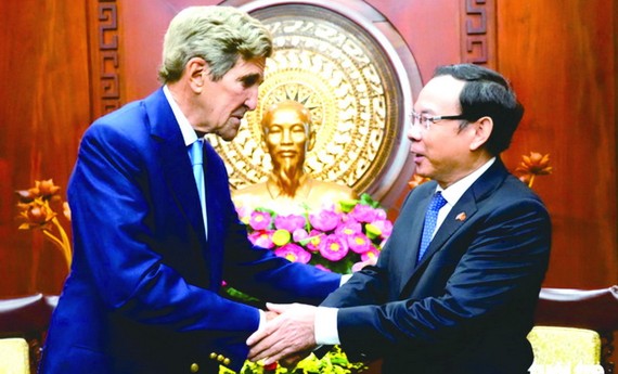 市委書記阮文年與美國總統氣候特使約翰‧福布斯‧克里交談。