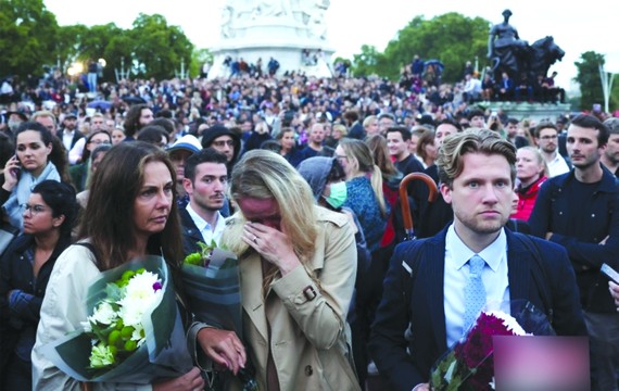 大批民眾來到白金漢宮外進行悼念。