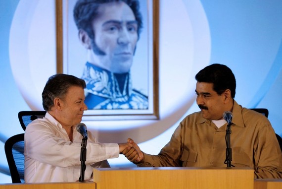 委內瑞拉總統馬杜羅（右）與哥倫比亞總統桑托斯11日會商。（湯森路透）