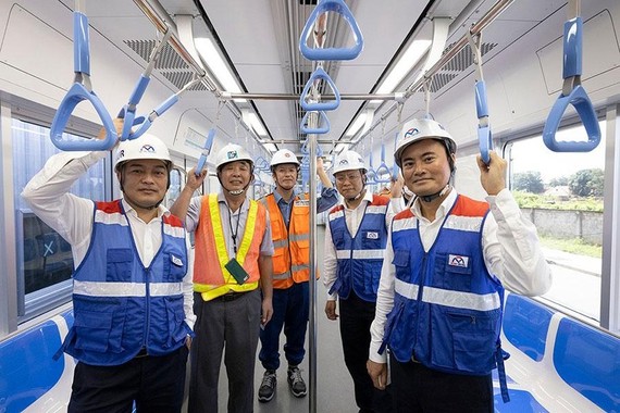 地鐵１號線已成功在一段軌道上試行運作，今年底將開展全線試運。