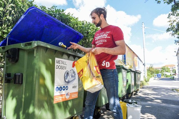 在奧地利維也納居民在公寓外的瓶類垃圾點丟棄垃圾。新華社記者郭晨攝