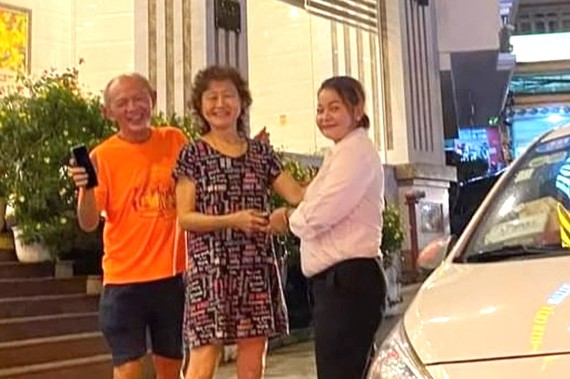 司機阮氏美貞把遺留在車上的手機交還外籍遊客。