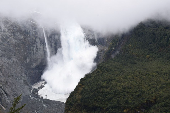 智利 200 米高懸冰川突然坍塌