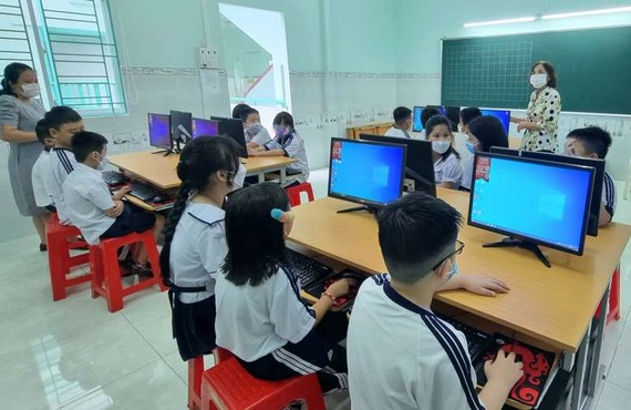 潁川雙語學校設電腦教學課