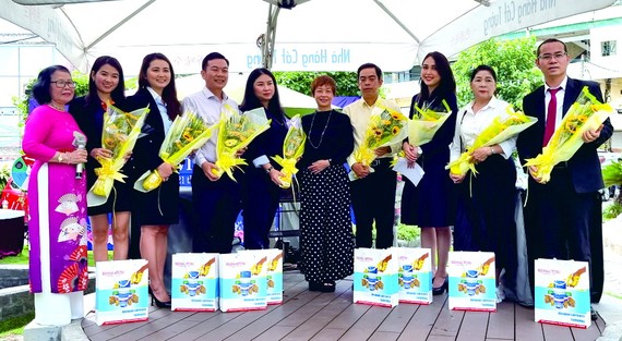 蘇慧蘭會長(右五)送花祝賀８位新會員企業。