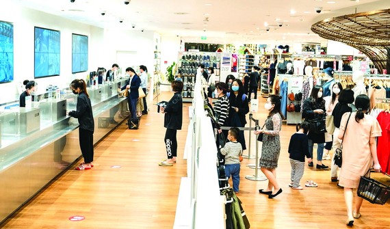 消費者在現代商業中心購物。