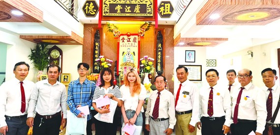 何國華理事長(左六) 與各副理事長頒獎學金給大學生。