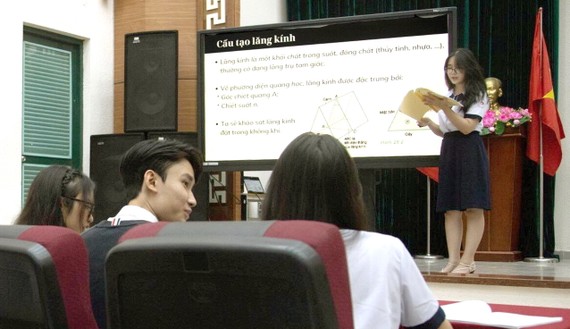 黎貴敦高中學校的學生上課時使用智能互動式電子白板。