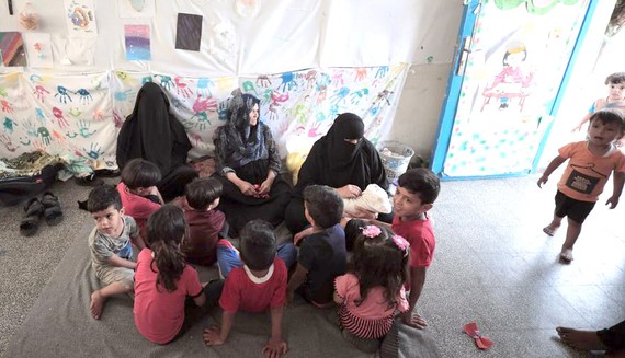 一個巴勒斯坦難民家庭在加沙女子預備學校避難。