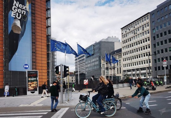 人們在歐盟委員會總部大樓前低碳出行。