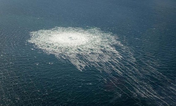 丹麥軍方拍攝的照片顯示，波羅的海3個漏氣點的海面出現大面積氣泡，位置就在波蘭以北的瑞典和丹麥經濟區。（圖：AP）