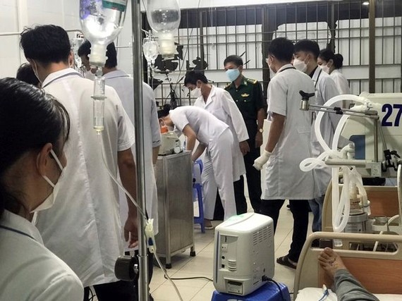 崑崙島軍醫中心醫護人員正在積極救治疑似食物中毒船員。（圖：越通社）
