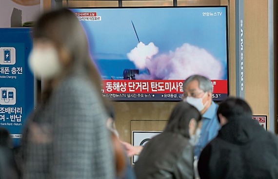 韓國電視台報導朝鮮一周內第4次發射導彈的新聞。（圖：視頻截圖）