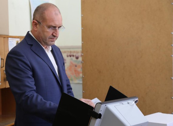 10月2日，保加利亞總統拉德夫在索非亞一處投票站投票。（圖：新華社）
