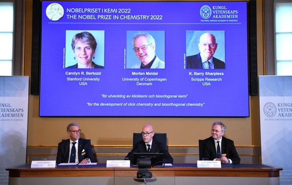 在瑞典斯德哥爾摩拍攝的2022年諾貝爾化學獎公佈現場。（圖：新華社）