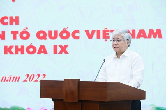 越南祖國陣線中央委員會主席杜文戰在會上致開幕詞。（圖：光榮）