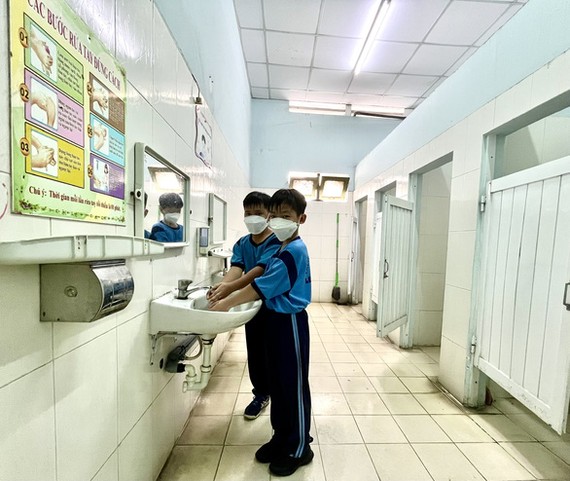 黎廷政小學校的學生在衛生間區洗手。