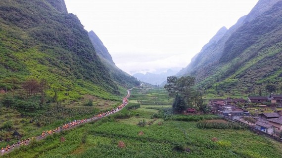2300名運動員參加2022年河江省“在幸福路上奔跑”國際 馬拉松賽。（圖：互聯網）