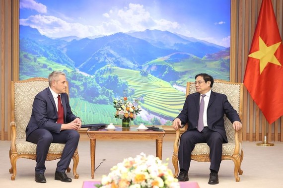 政府總理范明政與巴拉維庫大使交談。（圖：越通社）