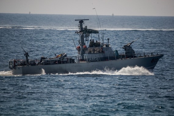 一艘以色列海軍艦艇駛離海法海岸。（圖：歐訊社）