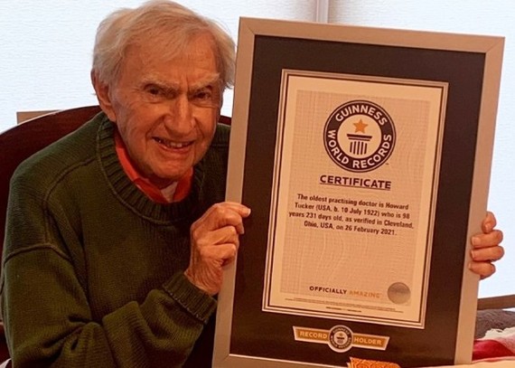 全球最年長執業醫生塔克。（圖：互聯網）