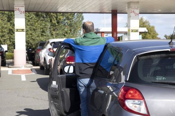 10月6日，在法國北部城市里爾，歐尚超市的加油站前車輛排起長隊。（圖：新華社）