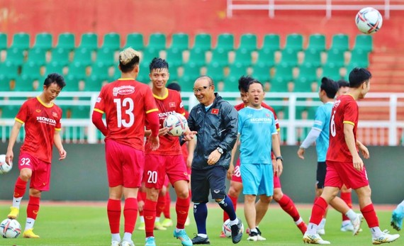 朴恆緒教練員與越南足球隊。（圖：互聯網）