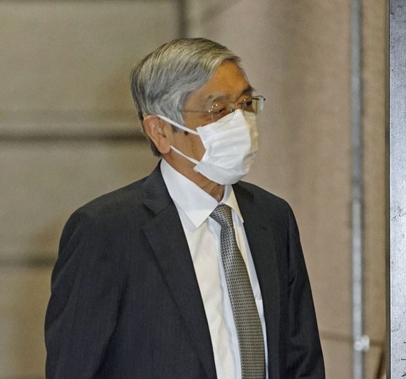 日本央行行長黑田東彥為出席貨幣政策會議進入央行總部。