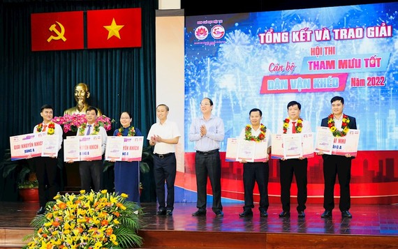 市委副書記阮胡海向各幹部頒獎。