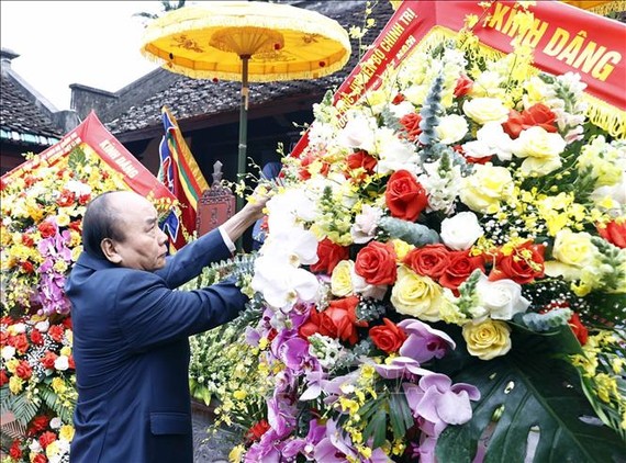 國家主席阮春福敬獻花圈緬懷先輩。