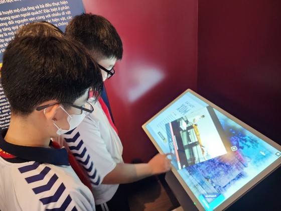 小學生參觀胡志明市博物館。