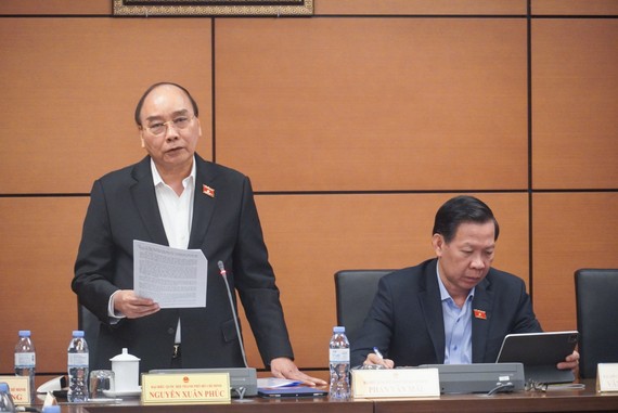 国家主席阮春福在本市国会代表团分组讨论时致辞。