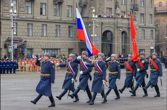 俄羅斯軍人參加閱兵式。