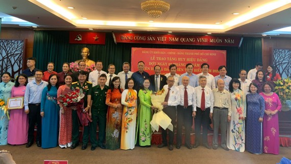本市頒授黨齡紀念章及2022年模範黨員表彰儀式合照。