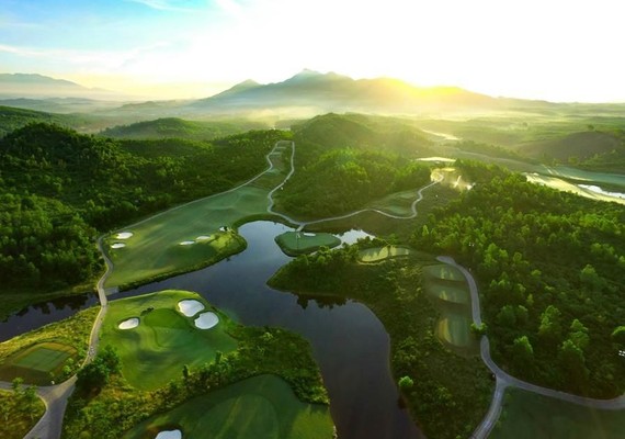 图为景色优美的巴娜山高尔夫球场。
