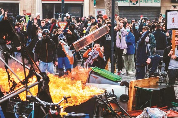 法国民众23日再次集结走上街头、抗议总统马克宏强行通过退休制度改革法案，包括巴黎和其他多个城市，皆传出示威群众与警方发生冲突。图／法新社