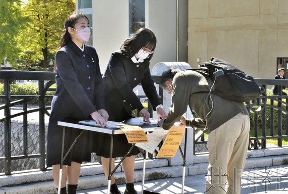 广岛县的高中生们在广岛市和平纪念公园开展签名征集活动，反对俄罗斯进攻乌克兰并威胁使用核武器。（共同社）