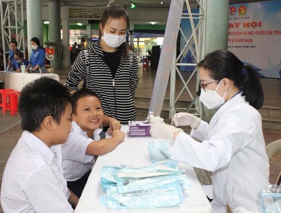 志愿者为少儿做口腔检查。