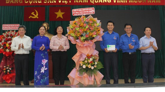 郡委书记黄玉女芳红(左三)与诸位领导向郡共青团常务委员会赠送花篮。