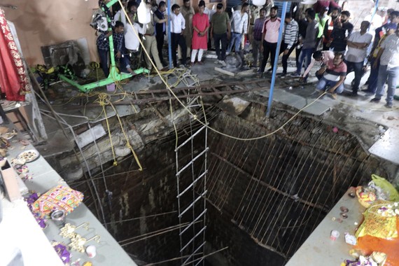 印度寺庙地板坍塌导致众多信徒坠井，死亡人数截至今天上午增至35人。