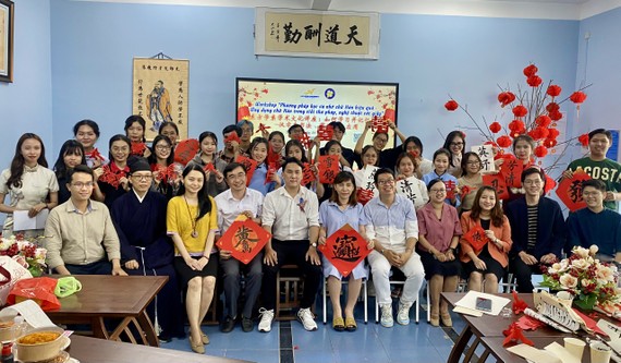 参与交流的学生与师长、讲师和来宾合照留念。