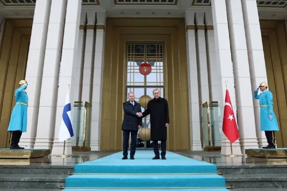土耳其总统埃尔多安3月17日在安卡拉为芬兰总统尼尼斯托举行的欢迎仪式上与之握手 (路透社)