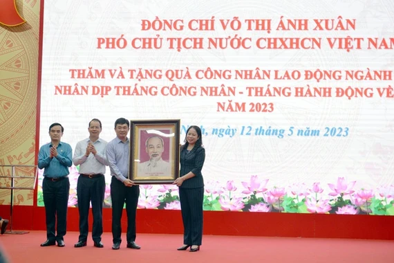 国家副主席武氏映春向越南煤炭矿产工业集团赠送胡伯伯画作。