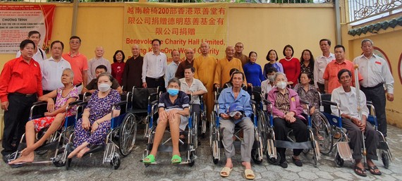 贫困残疾人士获赠送轮椅摇椅。