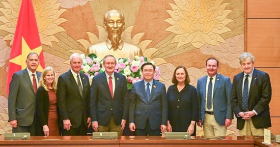 国会主席王廷惠与美国参议院代表团合影。