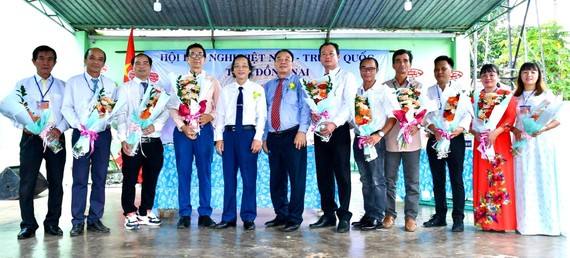 省领导向新届执委赠送鲜花祝贺。