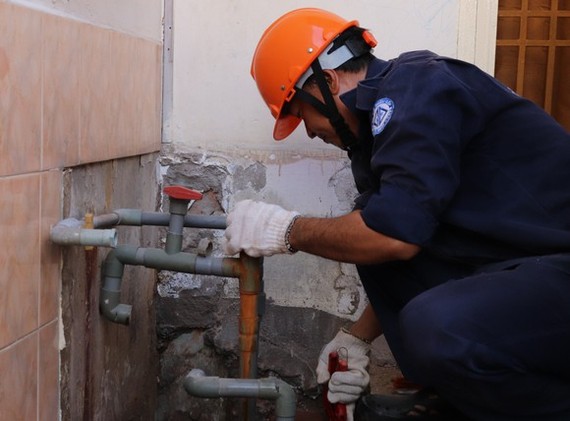 供水部門人員處理水管。